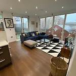 Royal Docks Apartment By Wshomesgroup