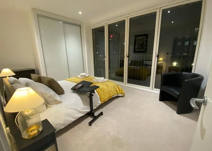 Royal Docks Apartment By Wshomesgroup